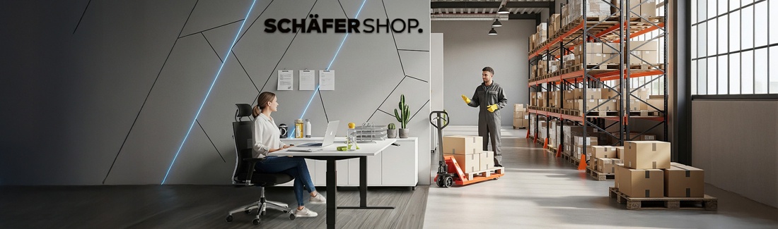 Büro mit Schreibtisch, Frau und Mann im Gespräch, Regal im Hintergrund, Hubwagen mit Paketen