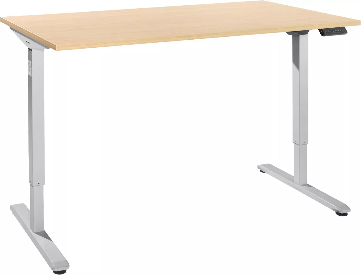 Ein höhenverstellbarer Schreibtisch mit hellbrauner Tischplatte und silbernen Beinen steht vor weißem Hintergrund.