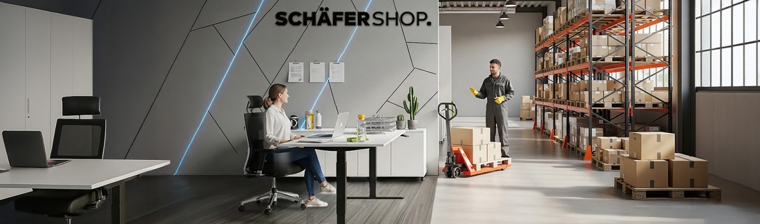 Büro mit Schreibtisch, Frau und Mann im Gespräch, Regal im Hintergrund, Hubwagen mit Paketen