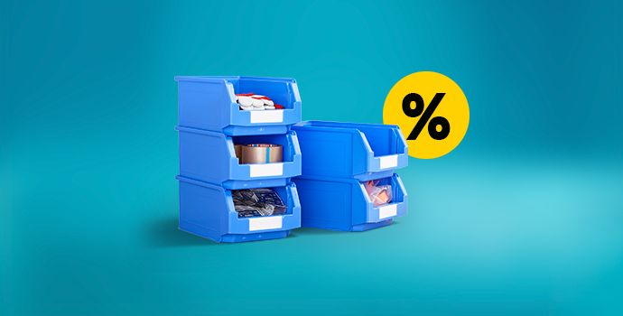 Dunkelblaue stapelbare Lagerboxen als Freisteller auf hellblauem Hintergrund mit Rabattzeichen