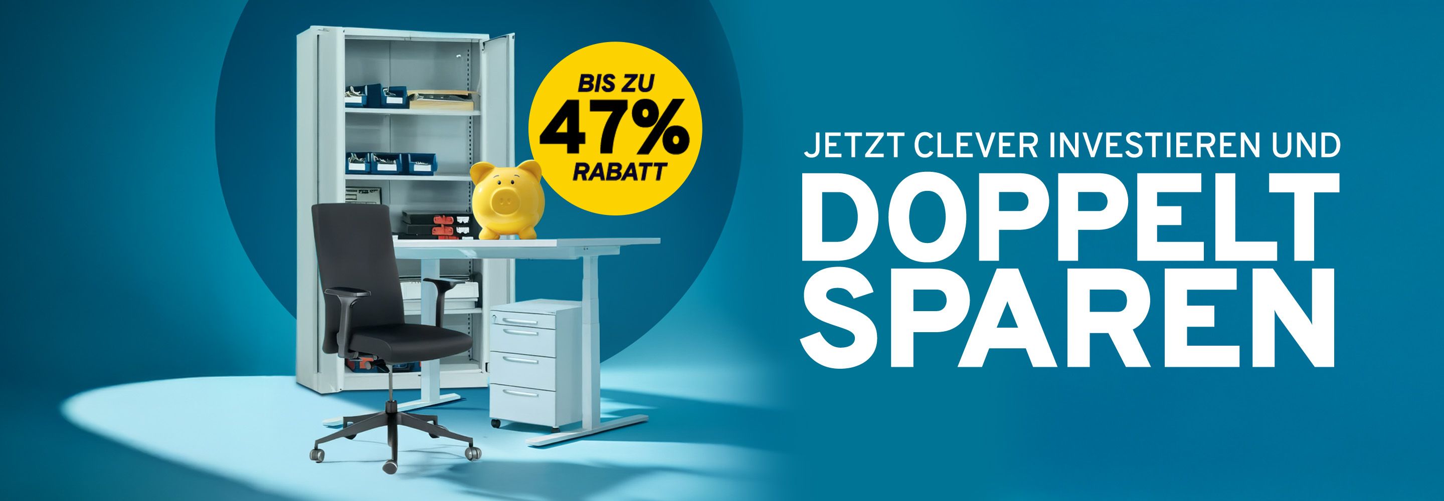 Zwei Kollegen in orangefarbener Arbeitskleidung stehen vor einem geöffneten Stahlschrank mit Werkzeug- und Lagerboxen und jubeln