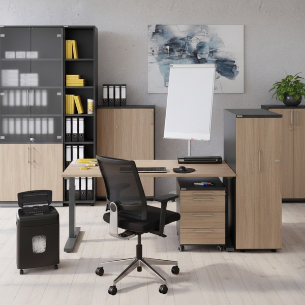 Eine Büroeinrichtung bestehend aus einem Schreibtisch, einem Bürostuhl, Schränken und Rollcontainer in Eiche-Optik/Graphit.