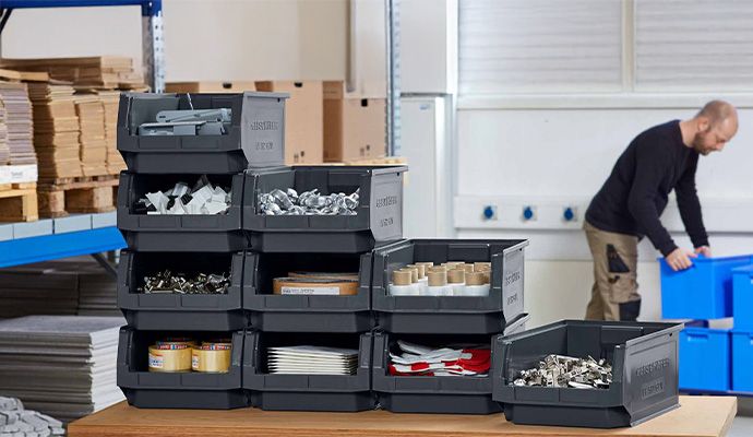 Eine Person, die einen Kunststoffbehälter trägt