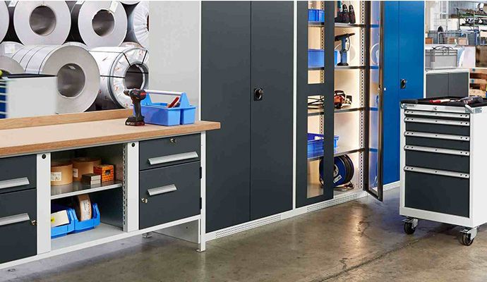 Zwei Männer arbeiten in einer Werkstatt.