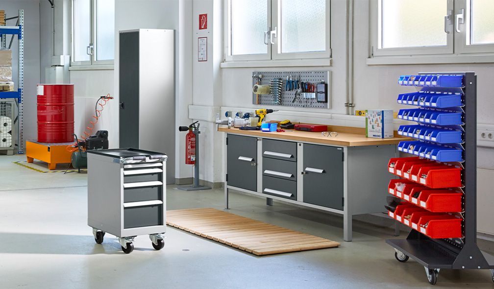 Werkstatt mit Werkbank und Lagerschrank