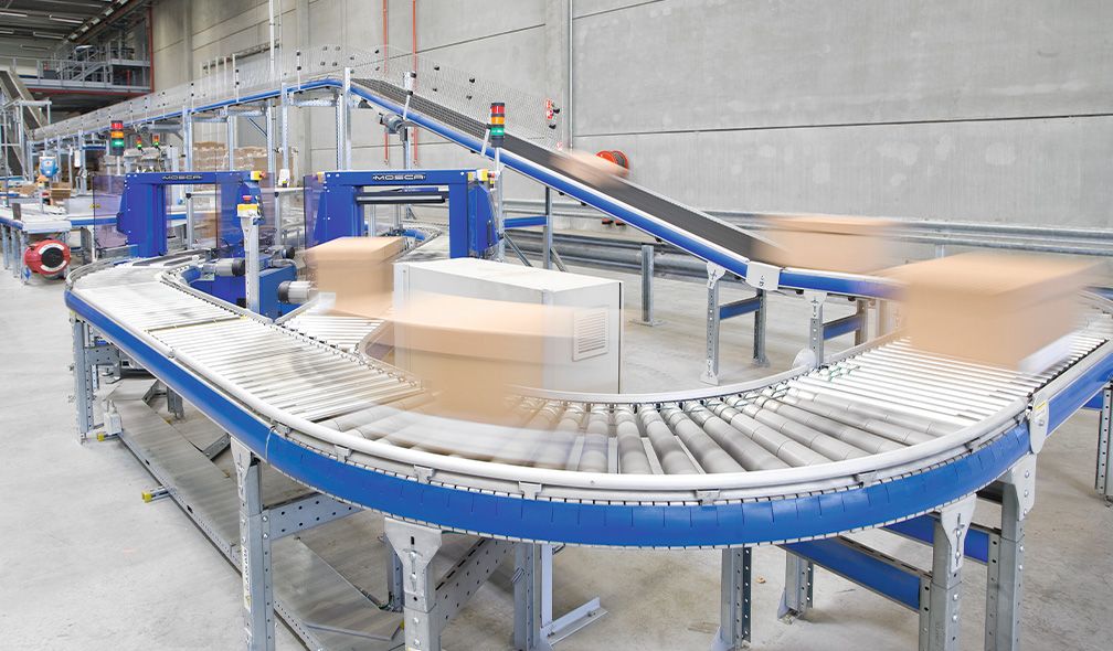 Raum, in dem Pakete über ein Förderband transportiert werden