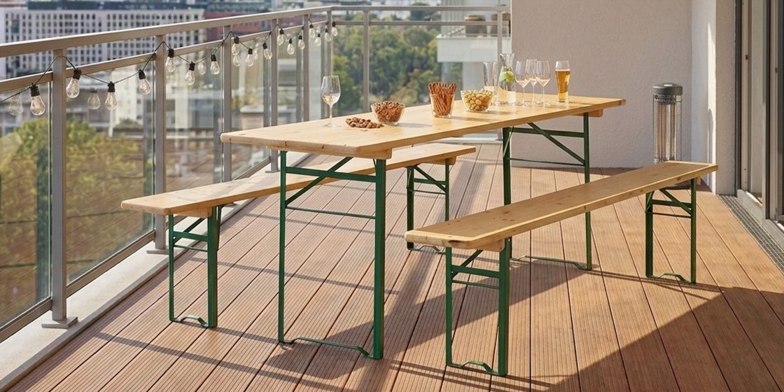 Festzeltgarnitur auf Balkon mit Snacks und Getränken