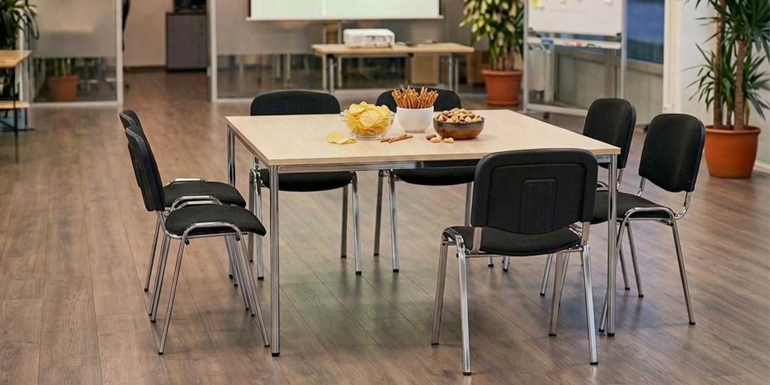 Tisch mit Stühlen und Snacks in einer gemütlichen Eventlocation