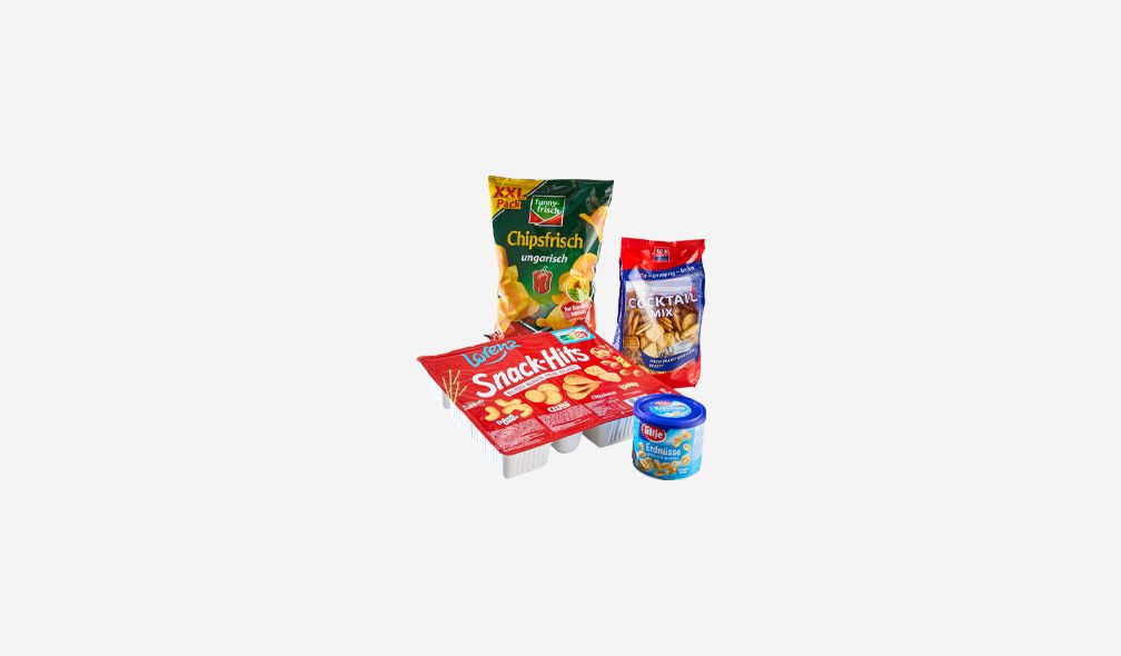 Snackpaket Chips, Cocktail-Mix, Cracker und Erdnüsse.