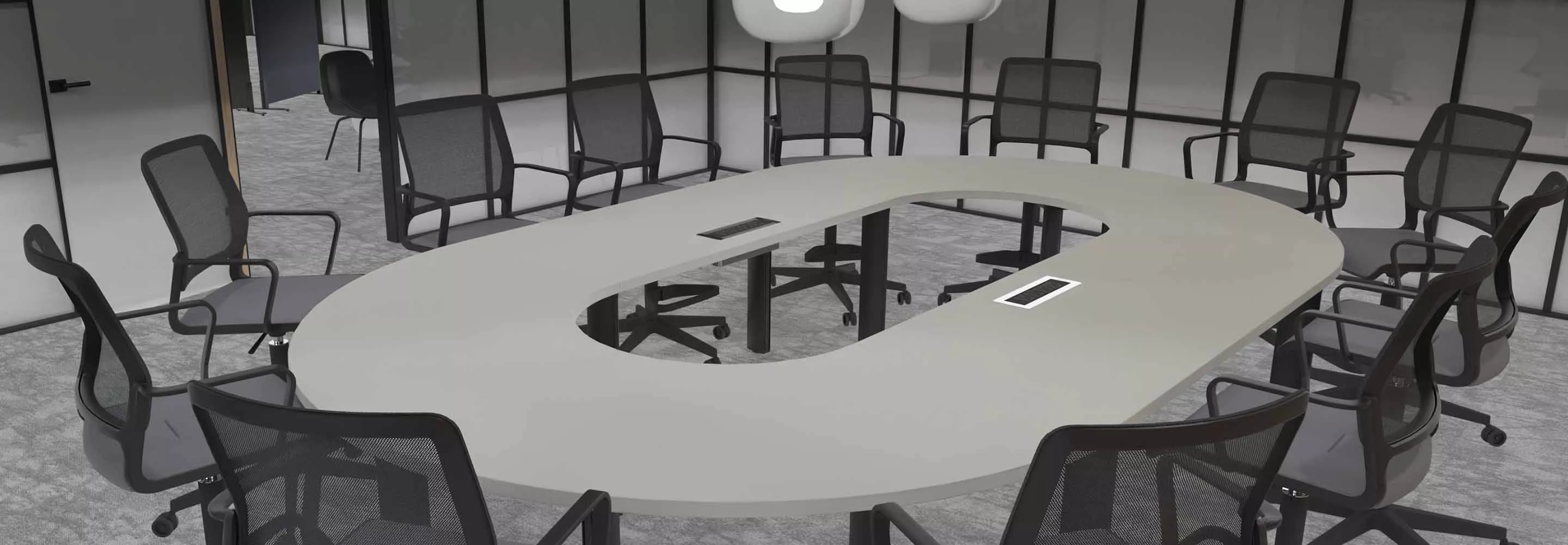 Moderner Meetingraum mit ovalem Konferenztisch, Bürostühlen und Glaswänden für Kollaboration 