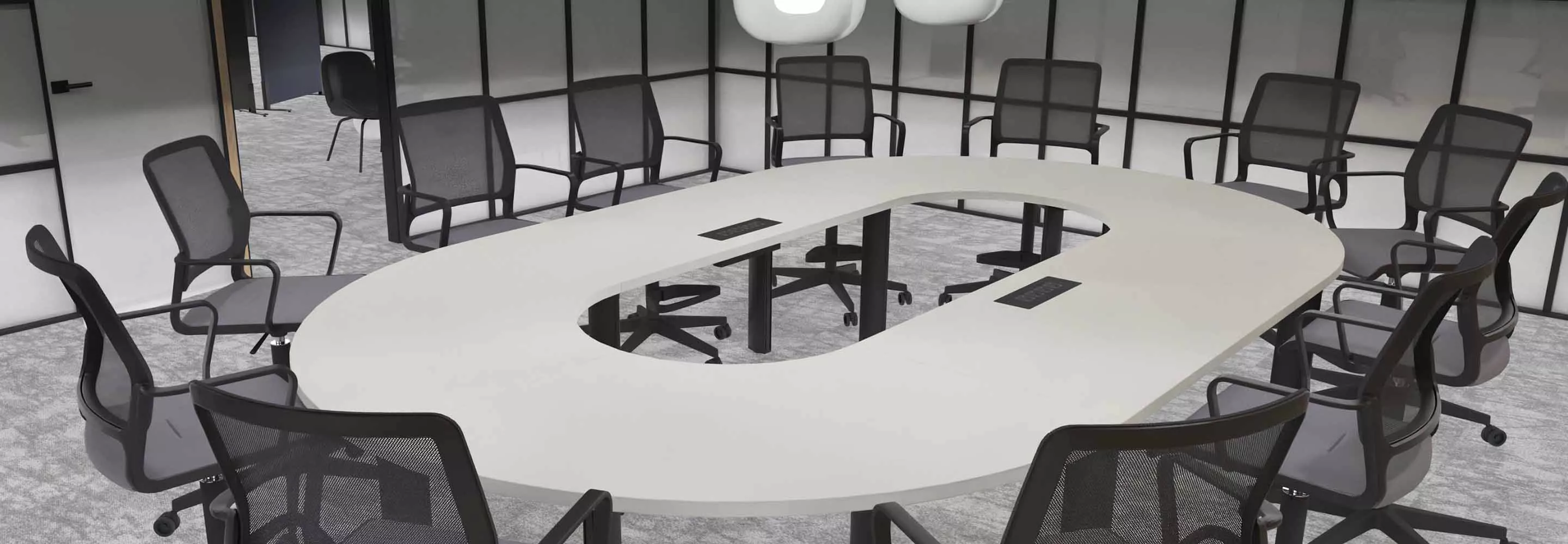 Moderner Meetingraum mit ovalem Konferenztisch, Bürostühlen und Glaswänden für Kollaboration 