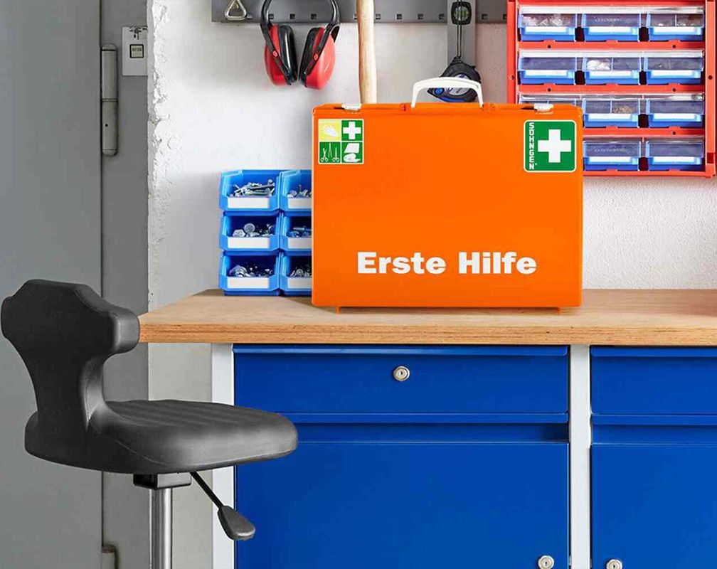 Erste Hilfe Koffer auf einer Werkbank