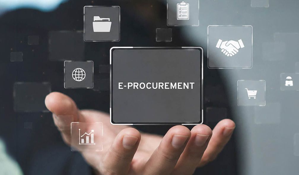KI-generiertes Symbolbild: Hand hält schwebendes E-Procurement-Icon, umgeben von Symbolen für Vertrag, Analyse und Einkauf