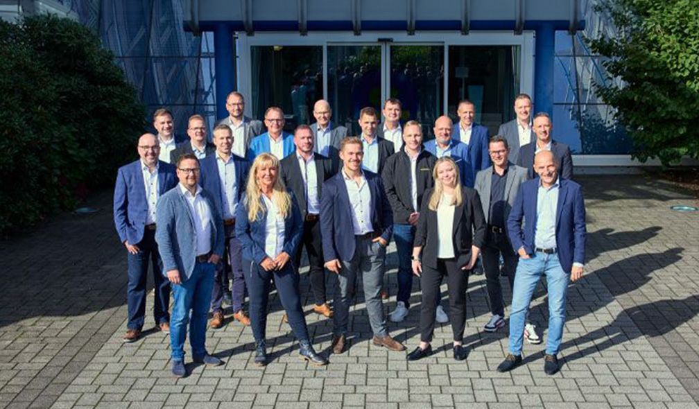 Außendienstteam von Schäfer Shop vor dem Firmengebäude