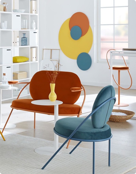 Stilvoller Lounge-Bereich mit Sofa, Sesseln und Beistelltisch