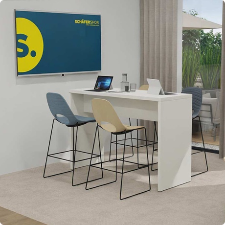 Pausenraum im Büro mit Hochtisch, Hockern und einem Bildschirm.
