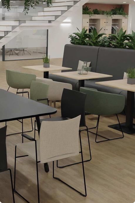 Gemütlich eingerichteter Pausenraum im Büro mit Bistro-Tischen und Stühlen.