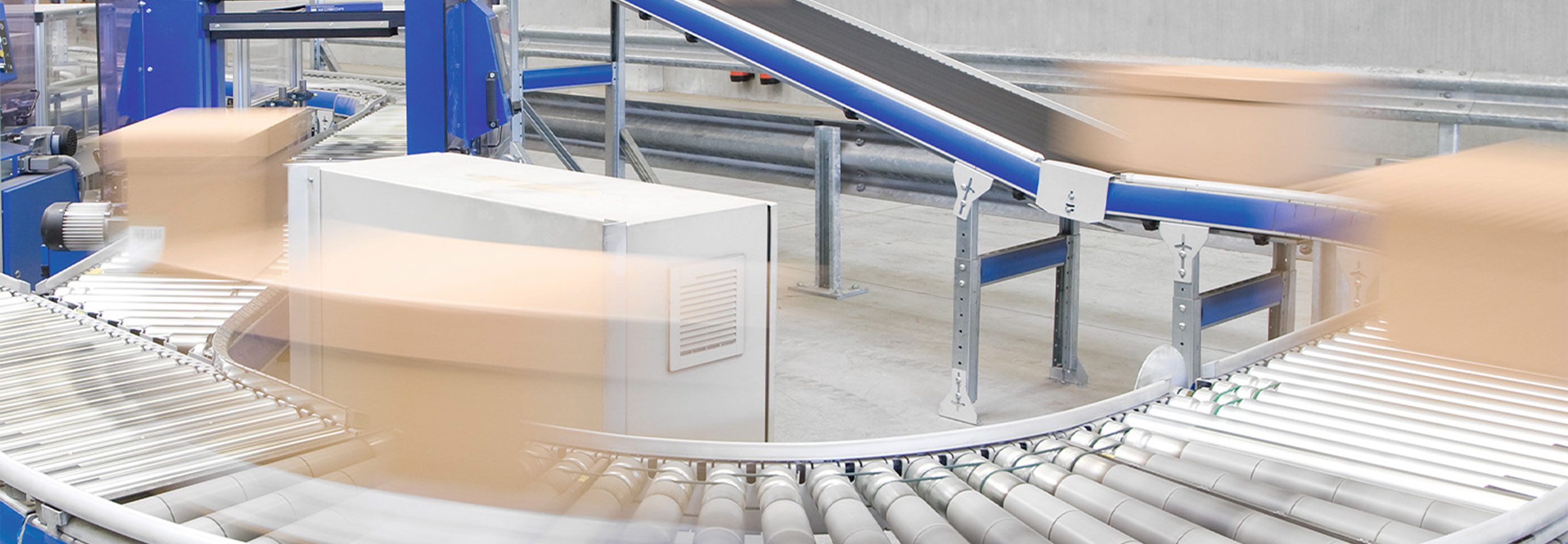 Automatisierte Fördertechnik mit Rollenbahnen und Kartons in einem Logistikzentrum