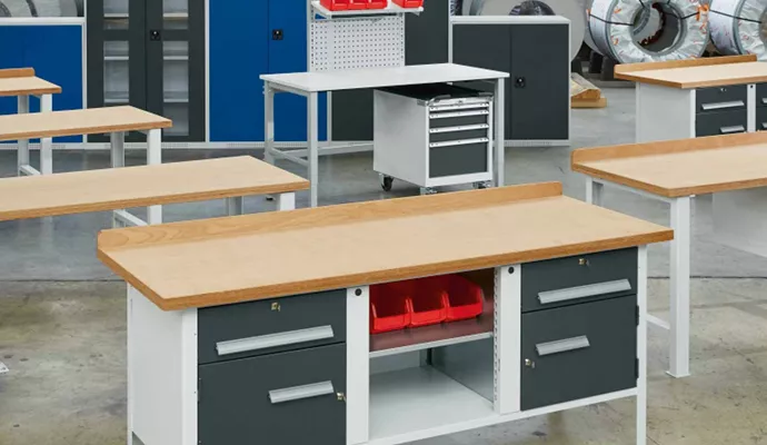 Verschiedene Arten von Werkbänken in einem Raum