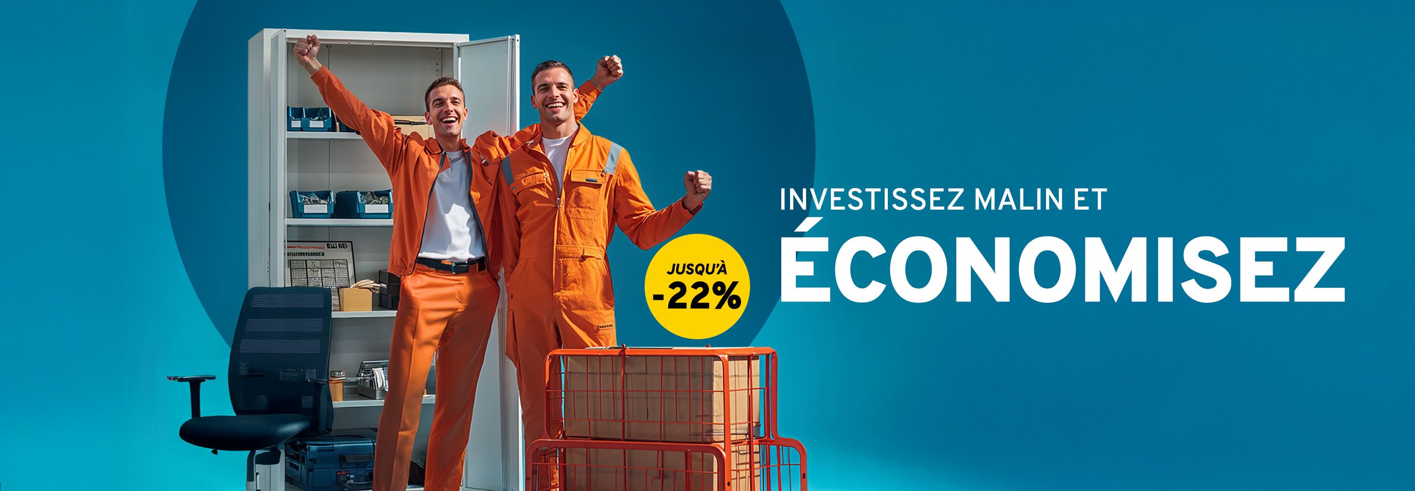Deux collègues en tenue de travail orange se tiennent devant une armoire en acier ouverte contenant des boîtes à outils et de rangement, et ils jubilent.