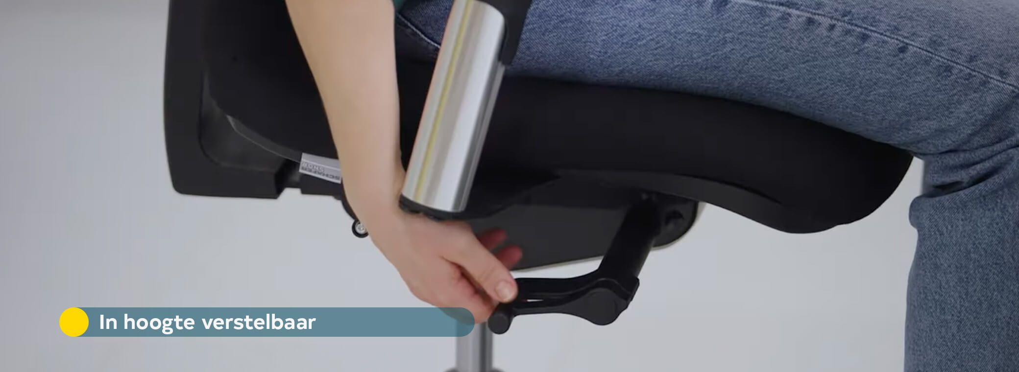 Het mechanisme van de bureaustoel met de hand bedienen