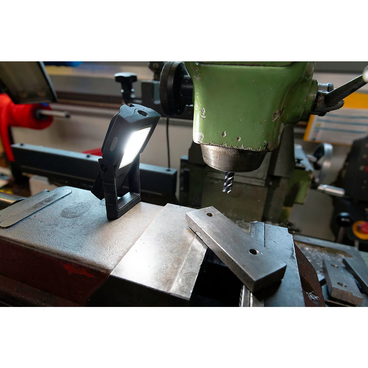 ANSMANN WL400R Slim LED Arbeitsleuchte, 400 Lumen, IP65, Stoßfest, Li-Po Akku, Magnetfuß, Gürtelclip, schwarz