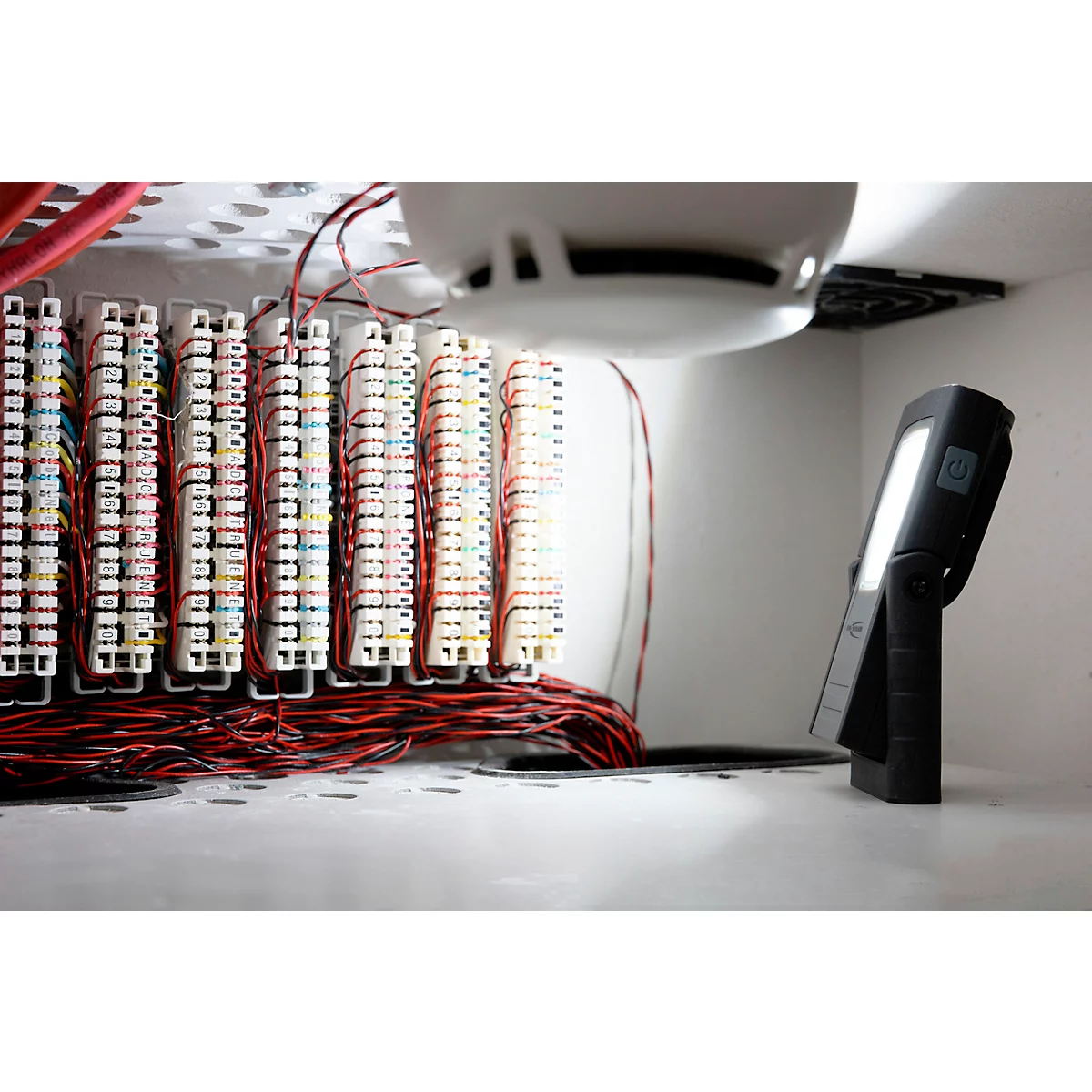  ANSMANN WL400R Slim LED-werklamp, 400 lumen, IP65, schokbestendig, Li-Po accu, magnetische voet, riemclip, zwart