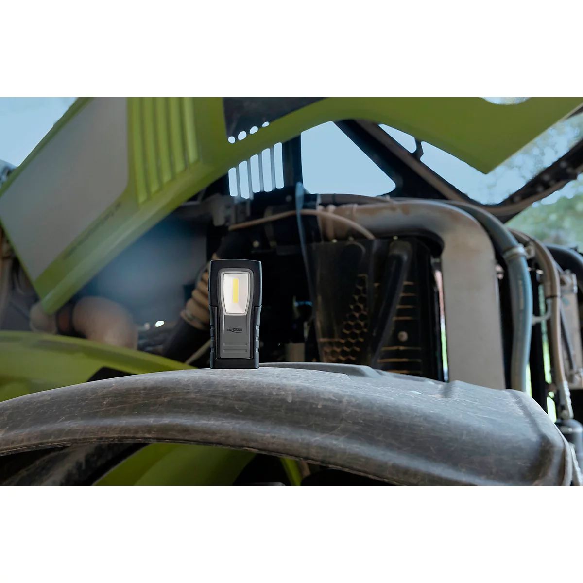  ANSMANN WL400R Slim LED-werklamp, 400 lumen, IP65, schokbestendig, Li-Po accu, magnetische voet, riemclip, zwart