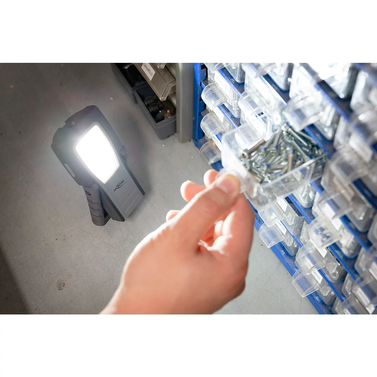  ANSMANN WL400R Slim LED-werklamp, 400 lumen, IP65, schokbestendig, Li-Po accu, magnetische voet, riemclip, zwart