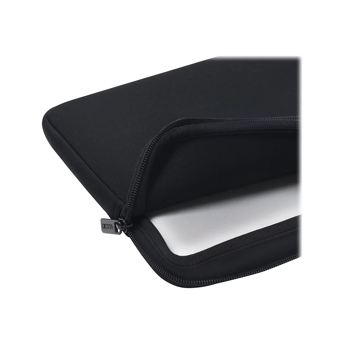 Schwarze Laptoptasche mit Reißverschluss. "DICOTA" Schriftzug auf dem Reißverschluss. Heller Hintergrund.