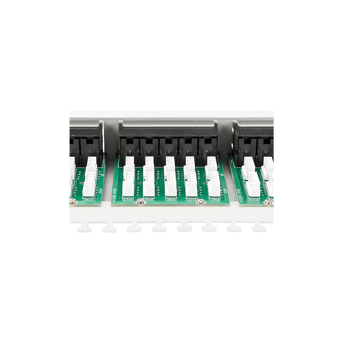 Nahaufnahme von elektronischen Bauteilen. GrÃ¼ne Leiterplatten mit weiÃŸen Steckern und schwarzen AnschlÃ¼ssen.