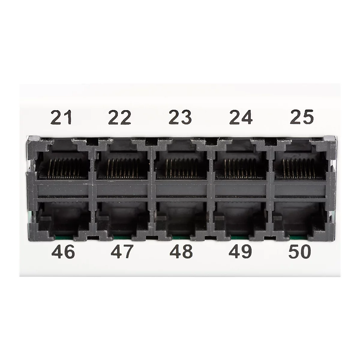 Gros plan sur un panneau blanc avec cinq ports Ethernet noirs, numÃ©rotÃ©s de 21 Ã  25 et de 46 Ã  50.