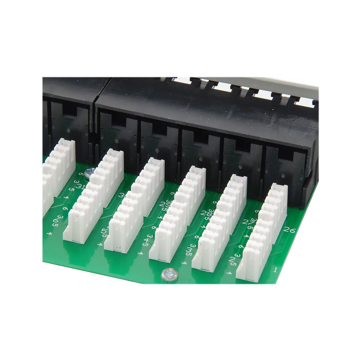 Nahaufnahme einer grÃ¼nen Platine mit weiÃŸen Steckern und schwarzen SteckplÃ¤tzen.