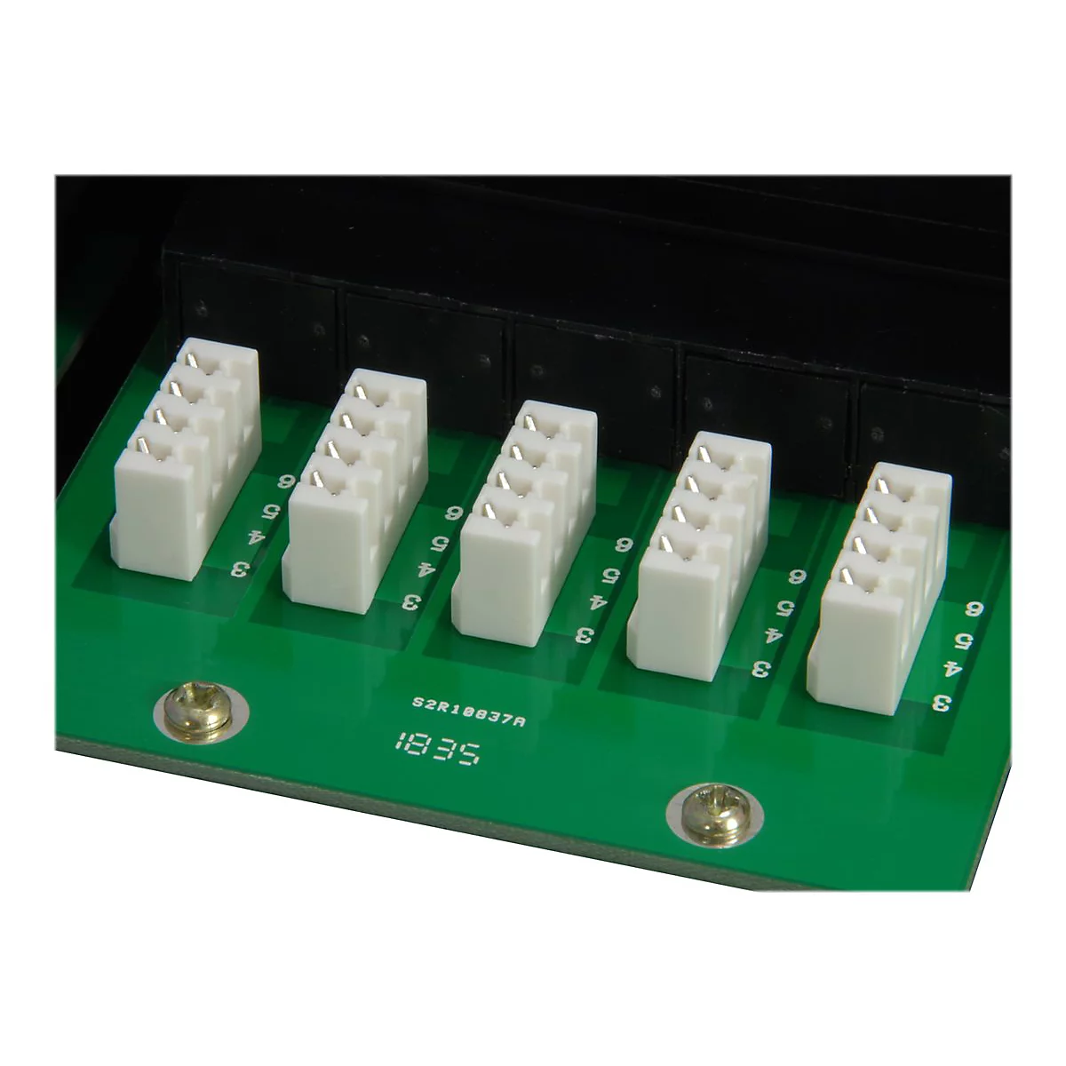 GrÃ¼ne Platine mit weiÃŸen Steckverbindern. Auf jedem Verbinder sind Zahlen von 3 bis 6 markiert.