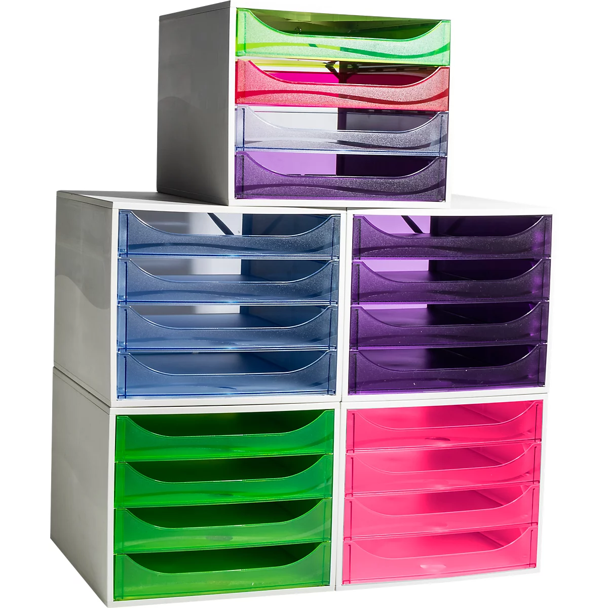 Meerdere witte ladeblokken met kleurrijke, transparante lades, gestapeld op en naast elkaar.
