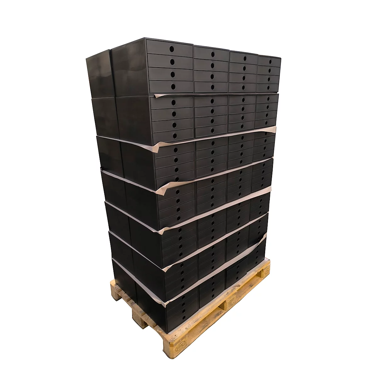 Hoge stapel zwarte, platte kartonnen dozen op een houten pallet tegen een witte achtergrond.