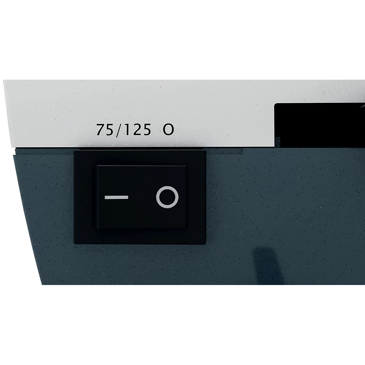 Nahaufnahme eines schwarzen Schalters mit Beschriftung: 75/125 O. Der Schalter ist auf „O“ gestellt.