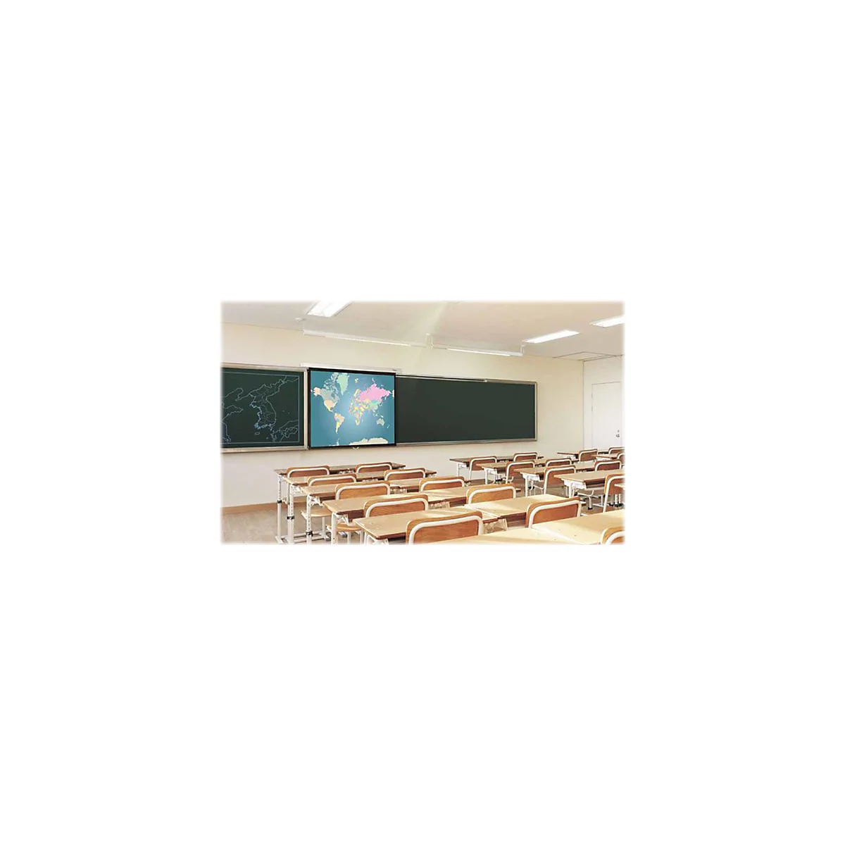Klassenzimmer mit Tischen, Stühlen und Landkarte auf einem Bildschirm.