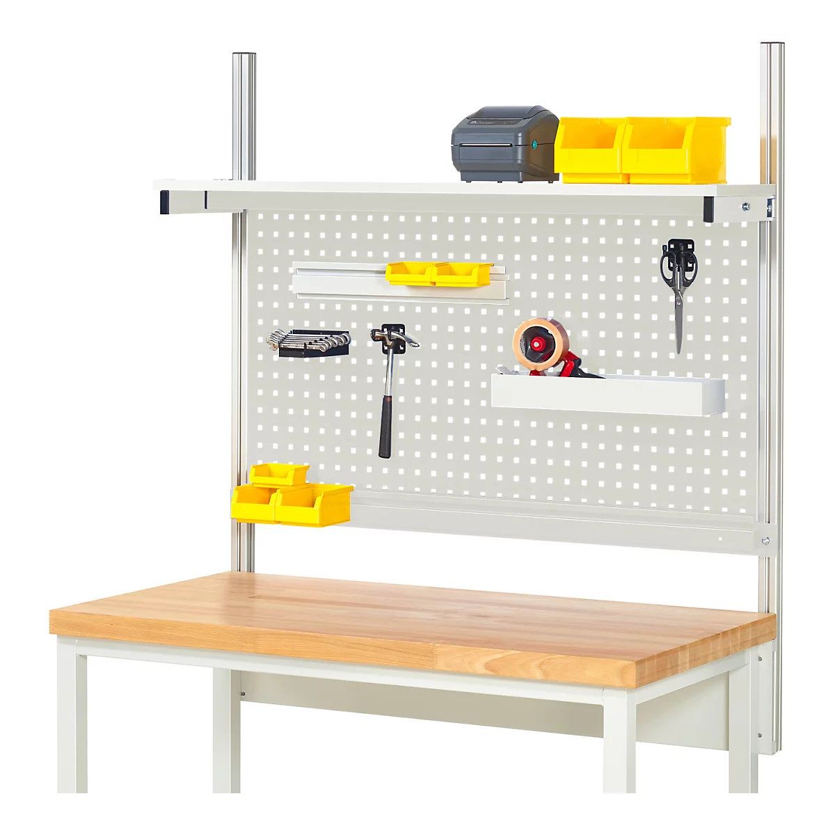 Werkbank mit Werkzeugen und Zubehör. Auf der Lochwand sind Hammer, Schere, Klebeband und gelbe Behälter angebracht. Holz-Tischplatte.