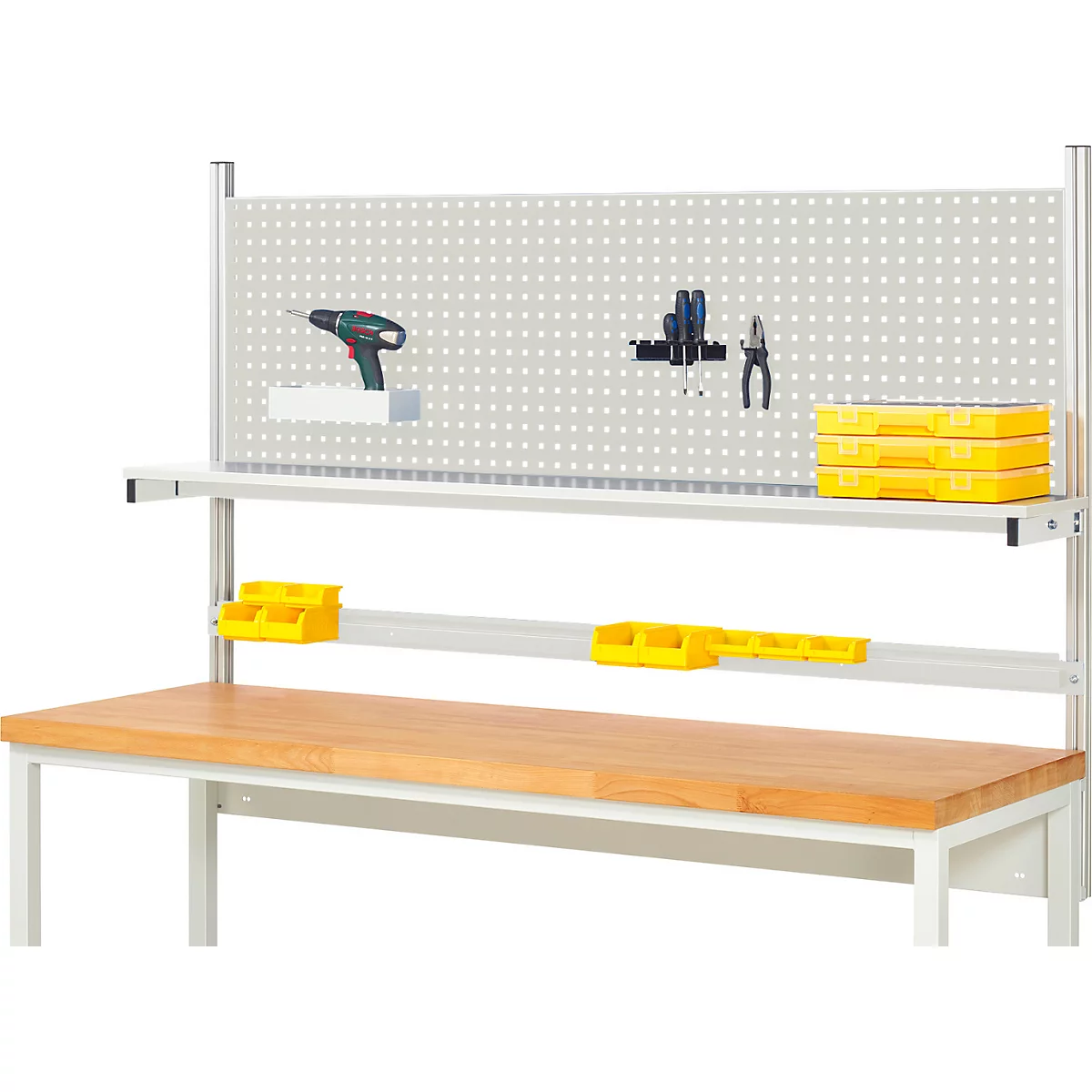 Werkbank mit Werkzeug und Zubehör. Auf der Rückwand sind Werkzeuge wie Bohrmaschine und Zangen befestigt. Auf der Ablage sind Werkzeugboxen.