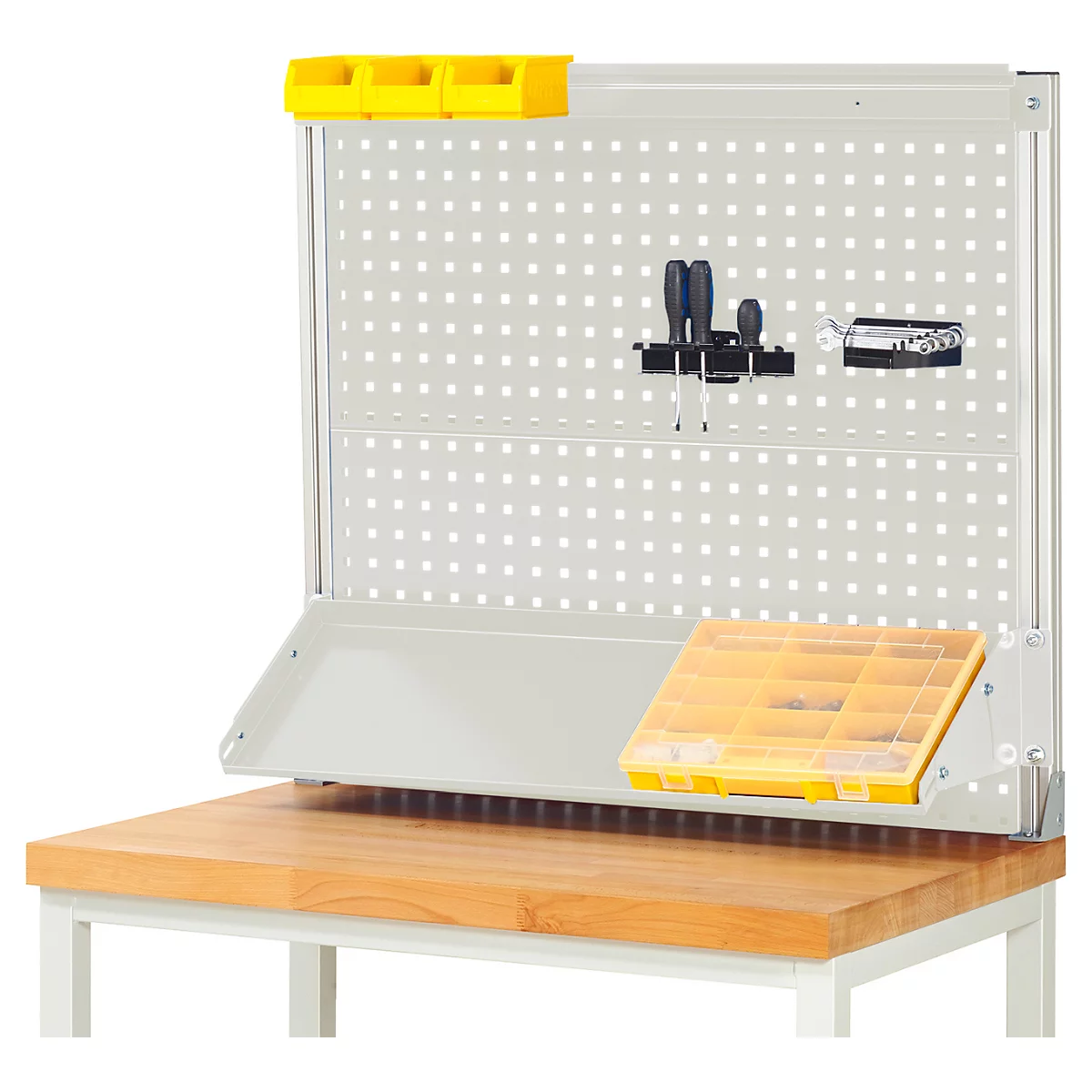 Werkbank mit Lochwand, gelben Behältern, Werkzeugen und gelbem Sortimentskasten. Auf einem Holz-Tisch, mit weißem Rahmen.
