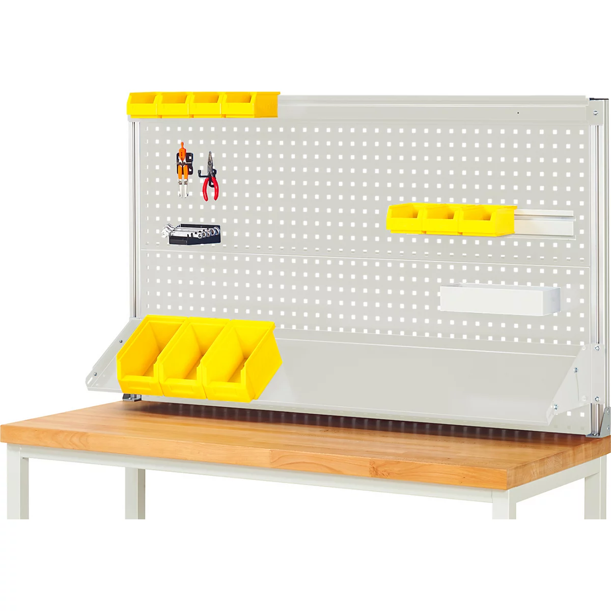 Werkbank mit Lochwand, gelben Behältern, Werkzeugen und Ablage. Holzplatte, weißes Gestell.