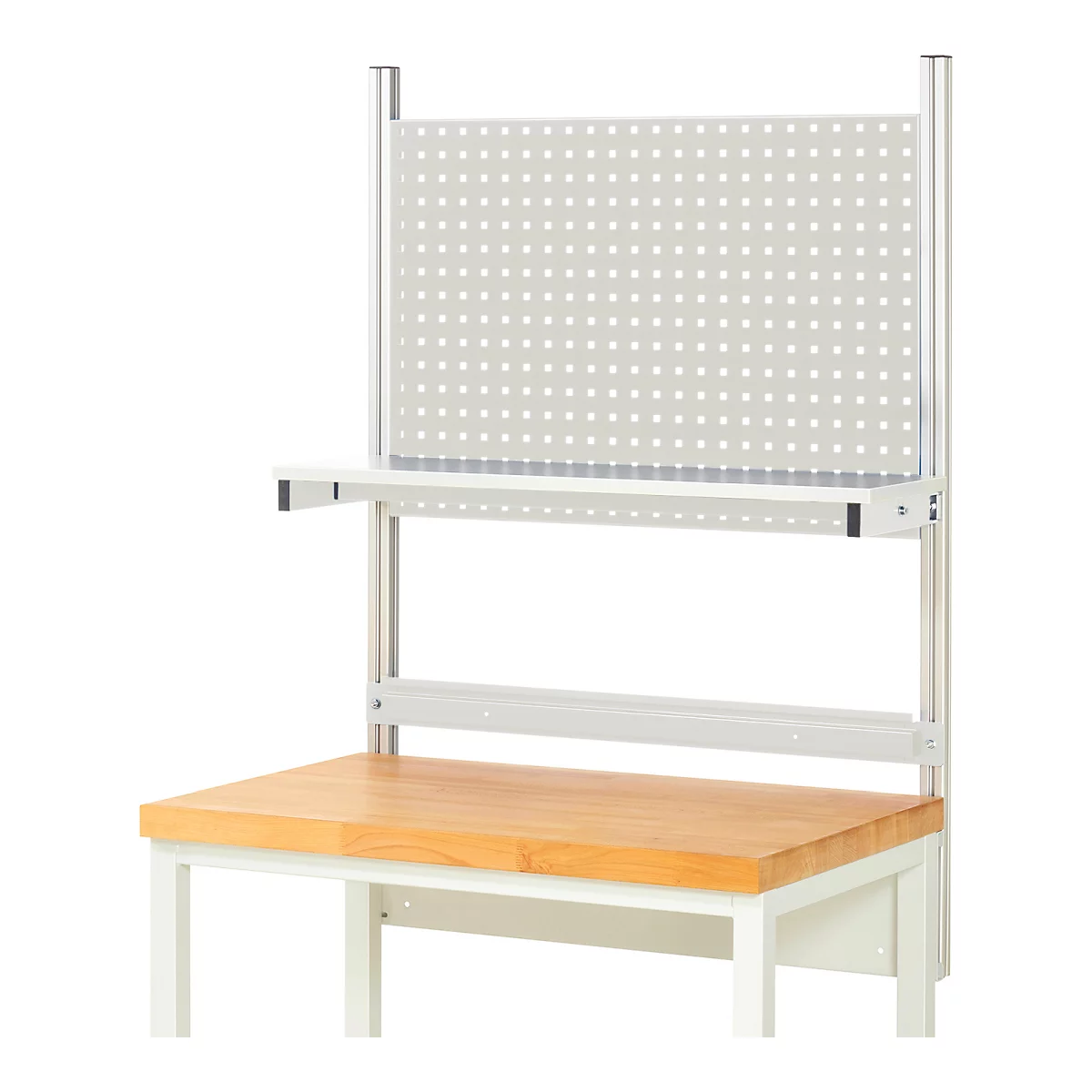 Un accessoire d'établi avec une plaque perforée et une étagère au-dessus d'une surface en bois. La structure est blanche et comporte de nombreux trous.