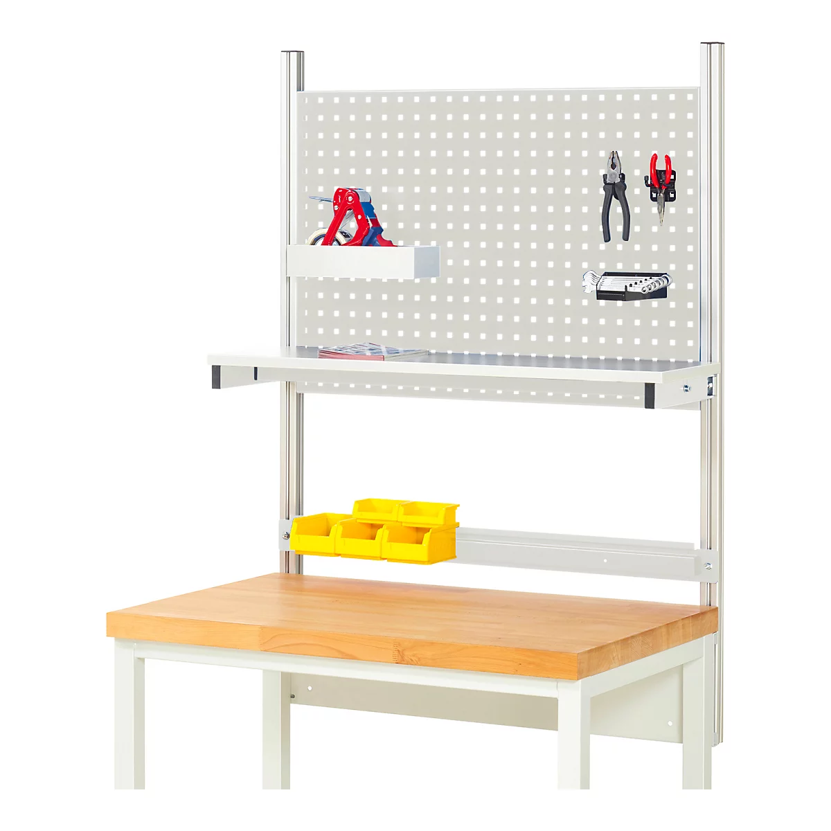 Établi avec panneau perforé, outils et contenants jaunes. Plateau de table en bois, cadre blanc, nombreux outils.