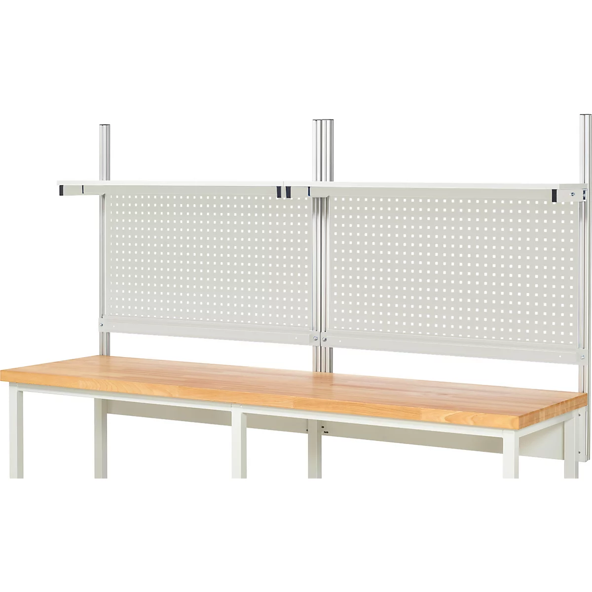 Établi avec panneau perforé et étagère, dessus en bois clair, cadre blanc.