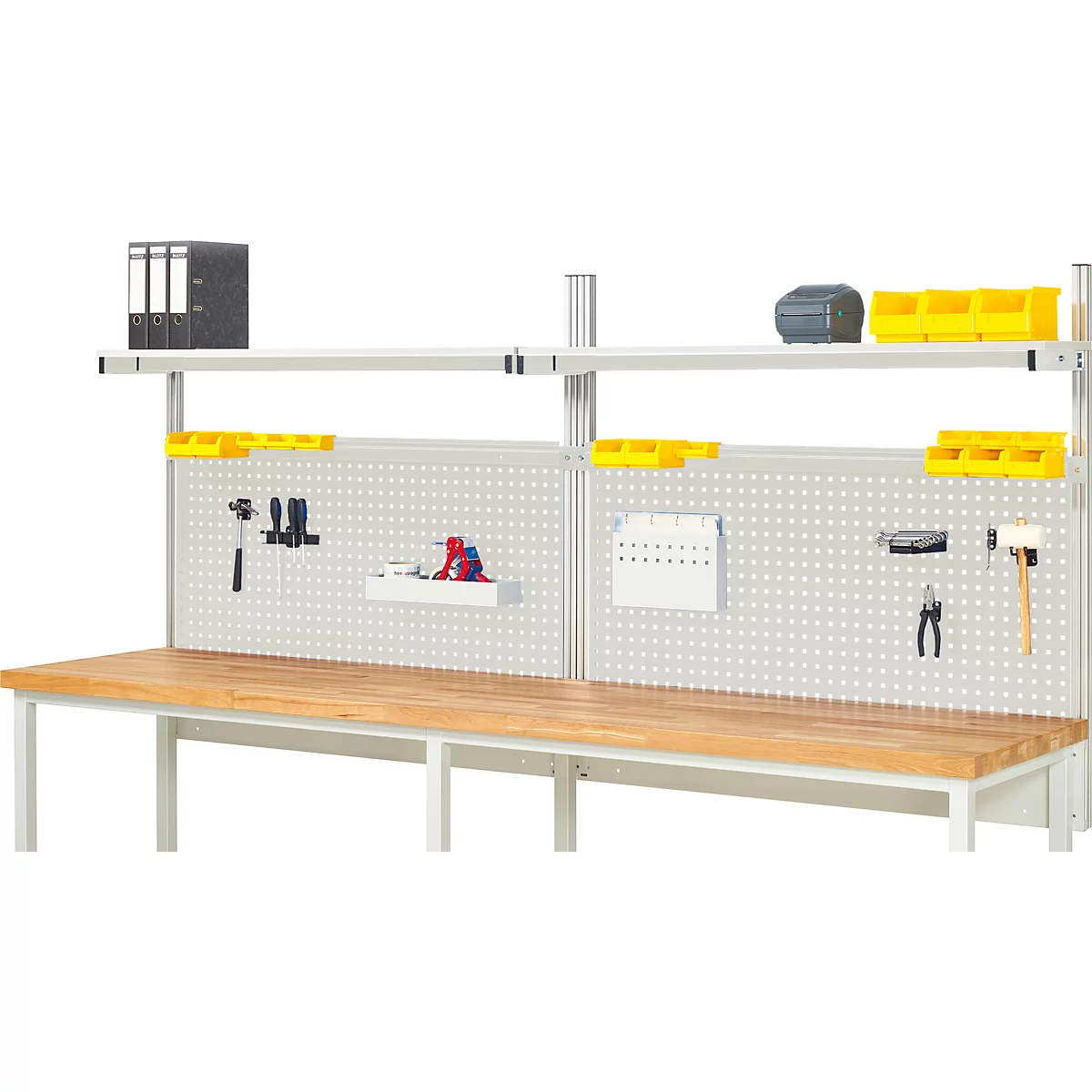 Établi avec panneau perforé et outils. Boîtes de rangement jaunes et chemises.