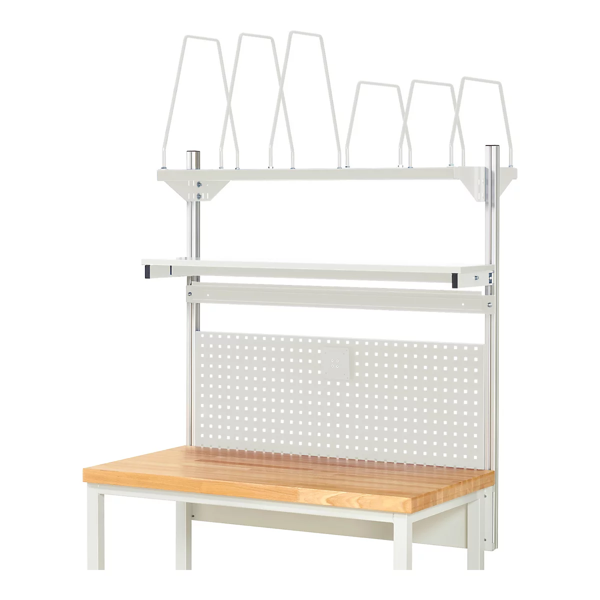 Établi avec porte-outils, étagères et panneau perforé. Dessus en bois sur cadre en métal blanc. Rangement d'outils vide.