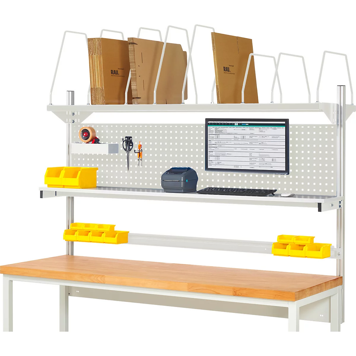 Werkbank met planken, pegboard, monitor, printer en gele bakken. Documenten liggen op de tafel.