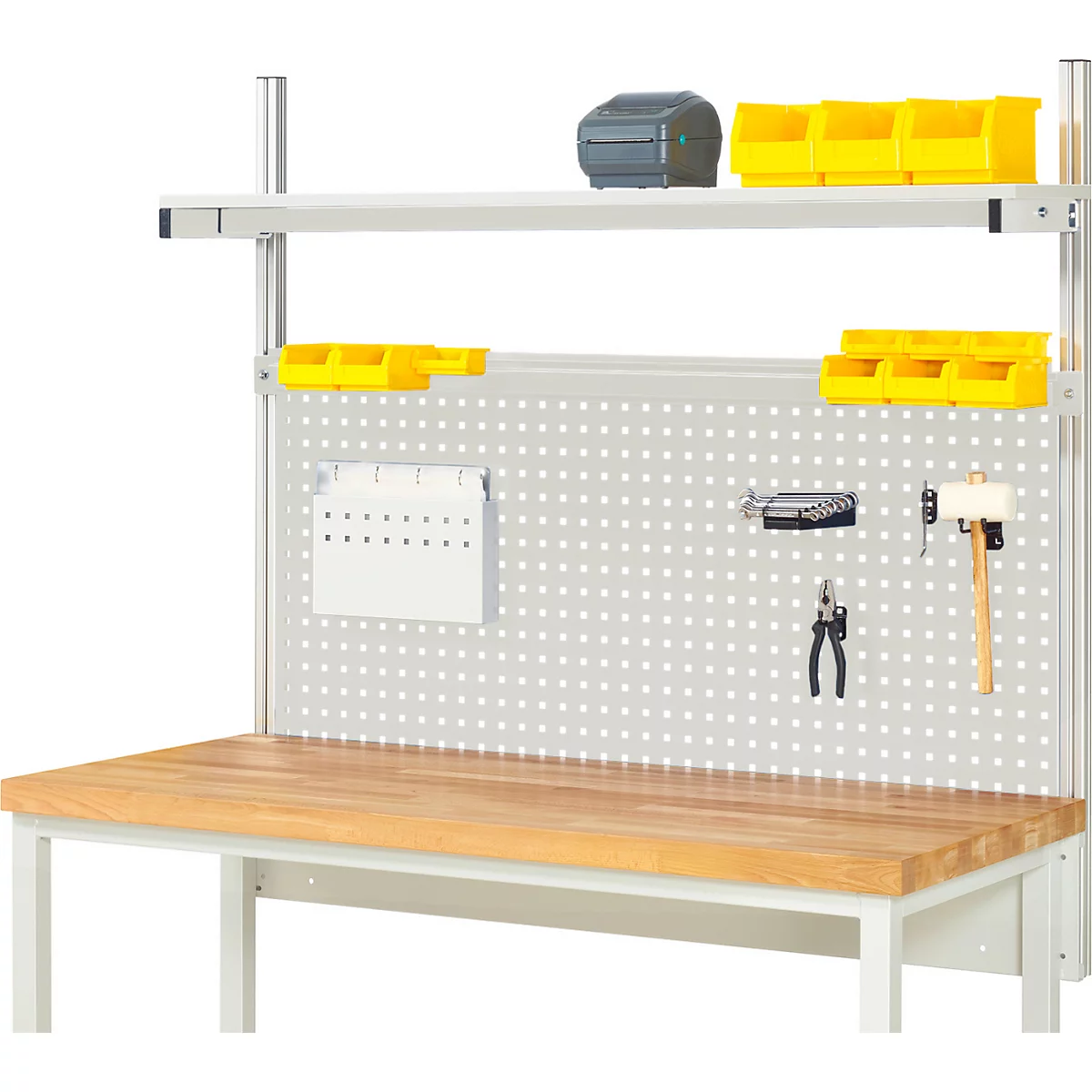 Werkbank met pegboard, planken en gereedschap. Gele bakken en gereedschap zijn zichtbaar.