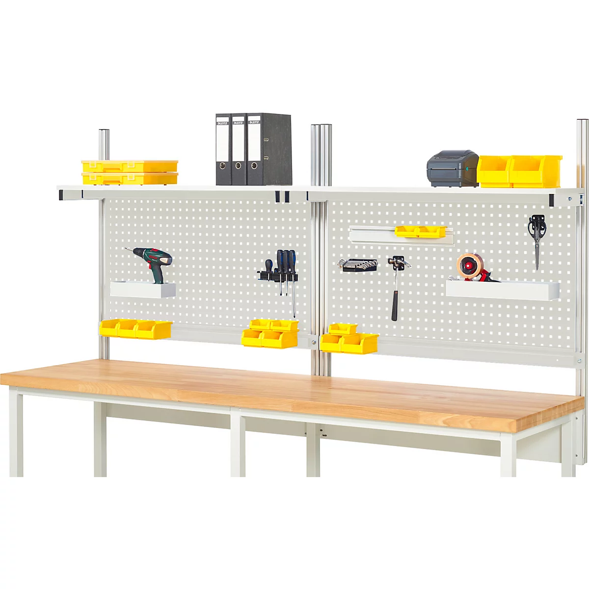 Werkbank met pegboard, gereedschap en gele containers.